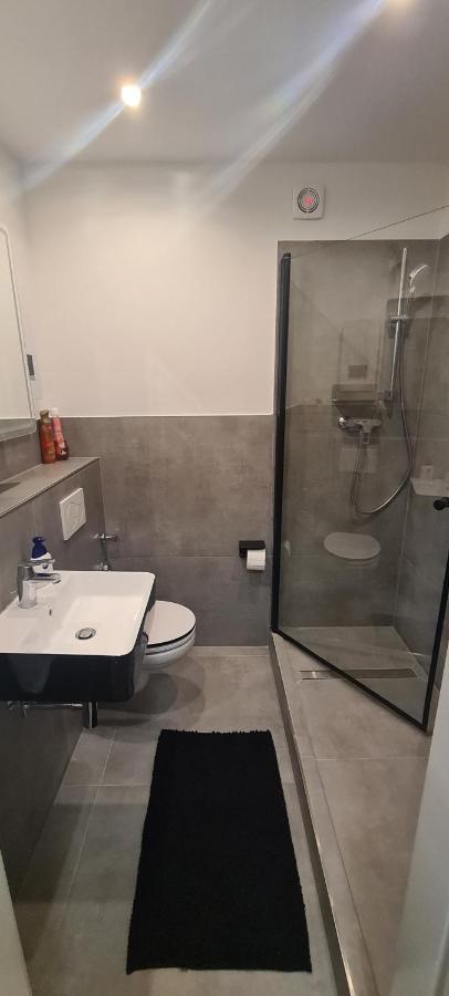 Schoene 2 Zimmer Apartment In Krefeld City, Monteur Wohnung Netflix & Prime Exterior foto